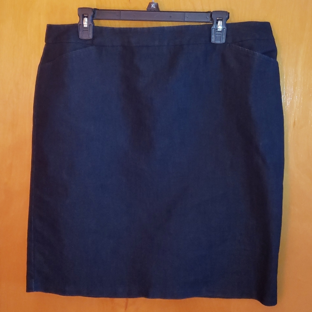 Chaus dark blue denim 2 pocket skirt size 16